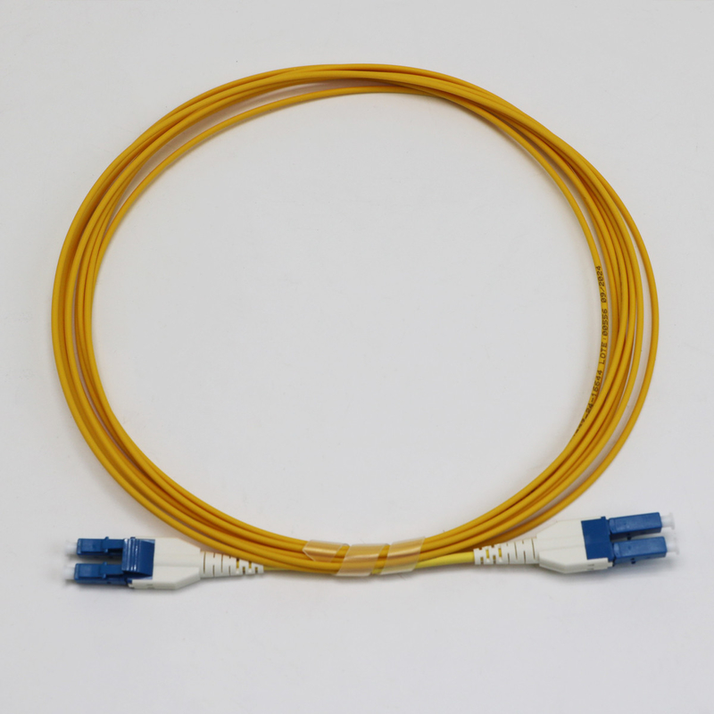 LC Uniboot Zip Cod تک حالت G657.A1 BendInsensitive Duplex 2mm LSZH از دست دادن کم 0.15dB سیم پیچ فیبر